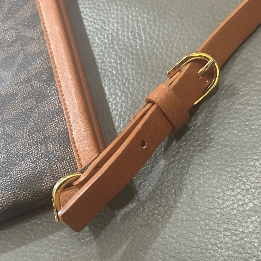 Michael Kors Signature Jet Set Logo Belt Bag - Picture 5 of 10